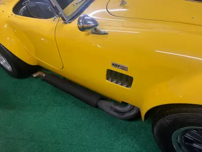 AC Cobra Shamrock 1966 — Légendaire cabriolet sport jaune, homologué Suisse — Miniatur 8