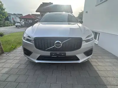 Volvo XC60 T6 R-Design eAWD — Hybride rechargeable 341 ch, 39 800 km seulement — Seitenansicht