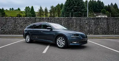 Skoda Superb Combi 2.0 TDI DSG — Break spacieux, motorisation fiable, sans accident — Außenansicht
