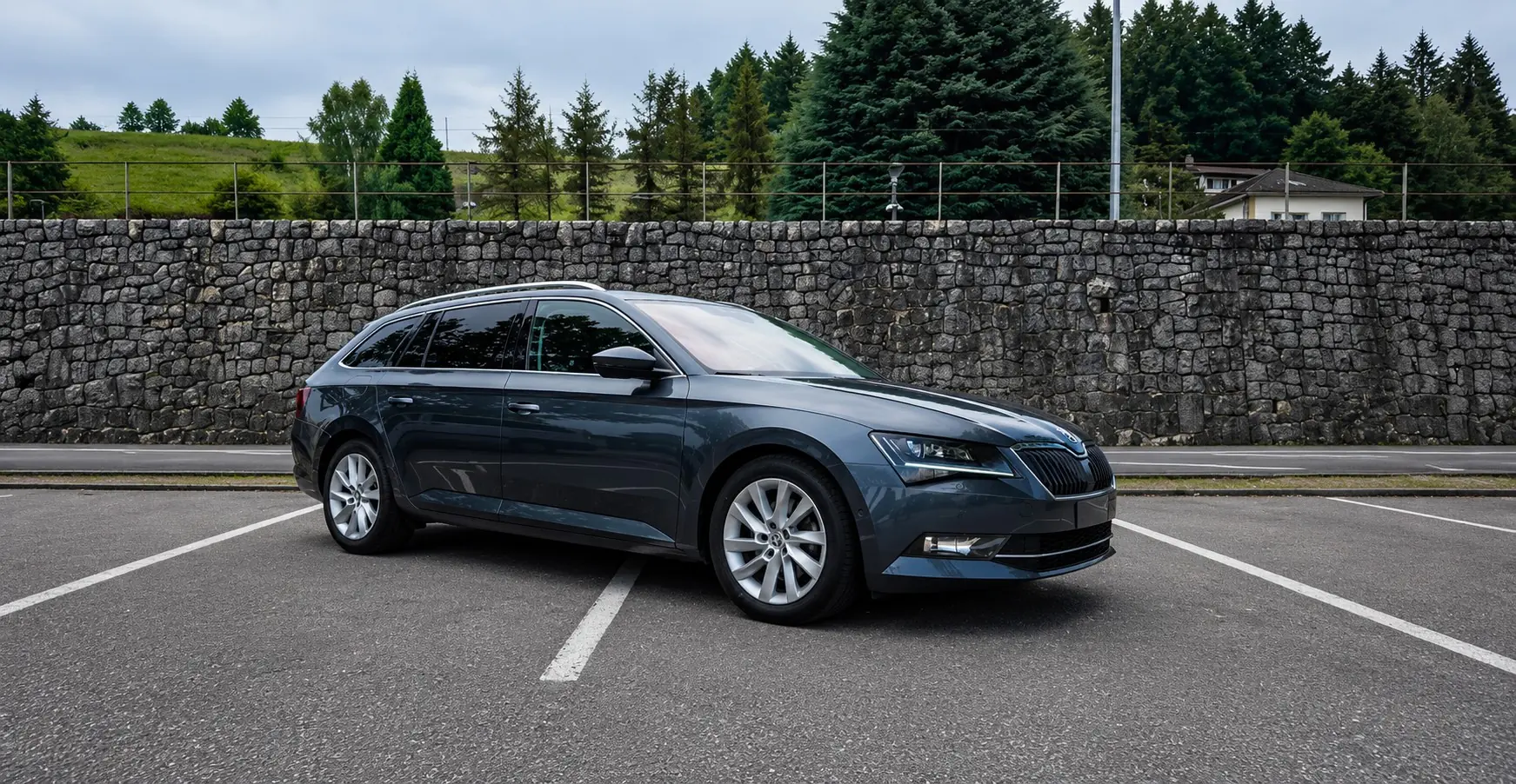 Skoda Superb Combi 2.0 TDI DSG — Break spacieux, motorisation fiable, sans accident — Außenansicht