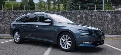 Skoda Superb Combi 2.0 TDI DSG — Break spacieux, motorisation fiable, sans accident — Seitenansicht