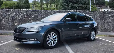 Skoda Superb Combi 2.0 TDI DSG — Break spacieux, motorisation fiable, sans accident — Innenraum