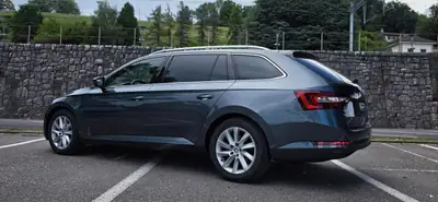 Skoda Superb Combi 2.0 TDI DSG — Break spacieux, motorisation fiable, sans accident — Armaturenbrett