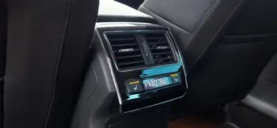 Skoda Superb Combi 2.0 TDI DSG — Break spacieux, motorisation fiable, sans accident — Miniatur 15