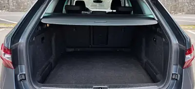 Skoda Superb Combi 2.0 TDI DSG — Break spacieux, motorisation fiable, sans accident — Miniatur 16