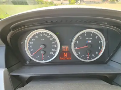 BMW M5 2007 — Berline de prestige sportive, 507 ch et faible kilométrage — vista posteriore