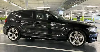 BMW 130i — Rare berline sportive manuelle, dernière génération, sans sinistre — vista posteriore