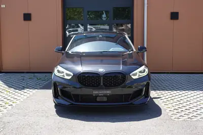 BMW M135i xDrive Steptronic — Berline sport 306 ch, équipée premium et peu kilométrée — côté