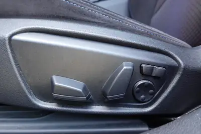 BMW M135i xDrive Steptronic — Berline sport 306 ch, équipée premium et peu kilométrée — Miniature 27