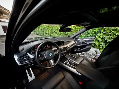BMW X5 40d xDrive — SUV premium diesel, équipement M-Sport complet, première main suisse — intérieur