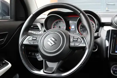 Suzuki Swift 1.0 12V Automatic — Citadine agile, équipée et sans sinistre — Miniature 12