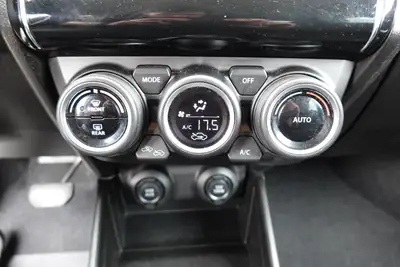 Suzuki Swift 1.0 12V Automatic — Citadine agile, équipée et sans sinistre — Miniature 17