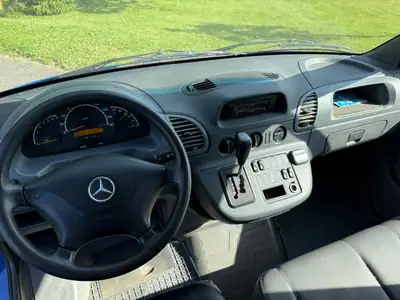 Mercedes-Benz Sprinter 2.7 CDI — Utilitaire premium robuste, 190 000 km seulement — intérieur