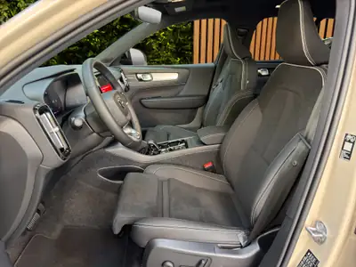 Volvo XC40 2.0 B3 MH Plus Dark — Hybride léger, seulement 25 km, design suédois premium — Miniature 9