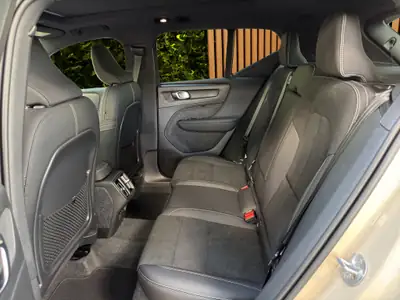 Volvo XC40 2.0 B3 MH Plus Dark — Hybride léger, seulement 25 km, design suédois premium — Miniature 10