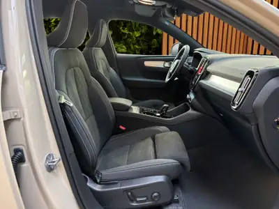 Volvo XC40 2.0 B3 MH Plus Dark — Hybride léger, seulement 25 km, design suédois premium — Miniature 16