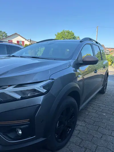 Dacia Jogger 1.6 Hybrid Extreme 7 places — Familial spacieux et économe — Heckansicht