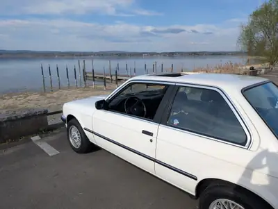BMW 318i 1985 — Classique intemporel, moteur fiable et économe — côté