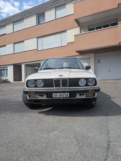 BMW 318i 1985 — Classique intemporel, moteur fiable et économe — intérieur