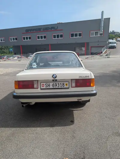 BMW 318i 1985 — Classique intemporel, moteur fiable et économe — Miniature 7