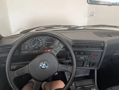 BMW 318i 1985 — Classique intemporel, moteur fiable et économe — Miniature 10