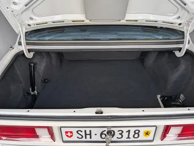 BMW 318i 1985 — Classique intemporel, moteur fiable et économe — Miniature 13