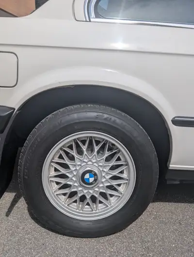 BMW 318i 1985 — Classique intemporel, moteur fiable et économe — Miniature 18