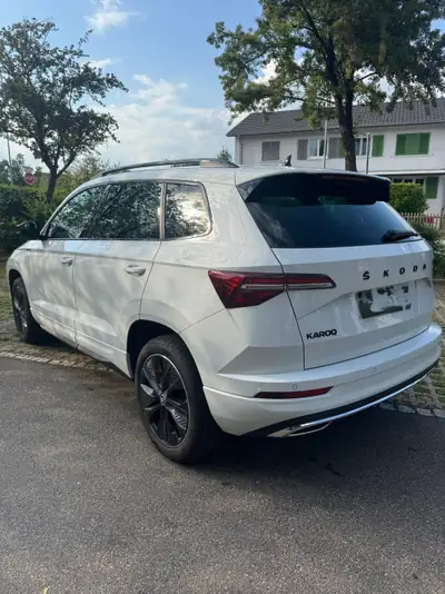 Škoda Karoq 1.5 TSI SportLine — SUV compact dynamique, 13'000 km seulement — vista posteriore