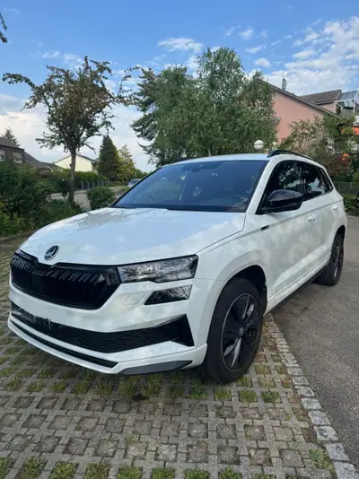Škoda Karoq 1.5 TSI SportLine — SUV compact dynamique, 13'000 km seulement — vista esterna