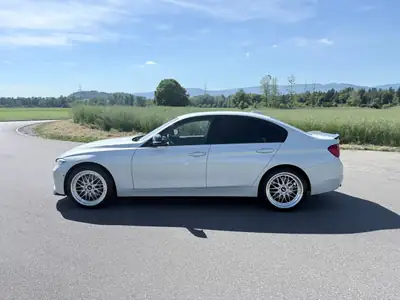BMW 335i xDrive 2012 — Berline sportive allemande, 306 ch et transmission intégrale — vista esterna