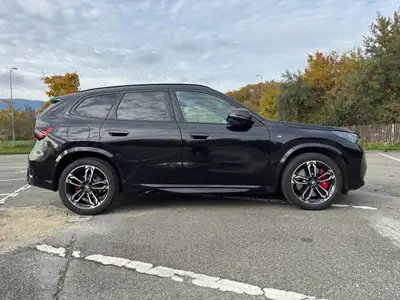 BMW X1 xDrive 23i 48V M Sport 2024 — SUV compact hybride, 18 000 km seulement — Seitenansicht
