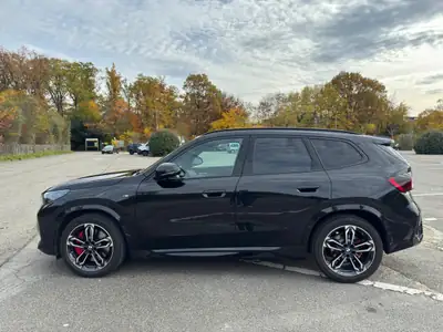 BMW X1 xDrive 23i 48V M Sport 2024 — SUV compact hybride, 18 000 km seulement — Heckansicht