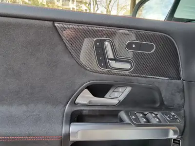 Mercedes-Benz GLB 220 d AMG Line — SUV compact diesel, 23'000 km seulement — Armaturenbrett