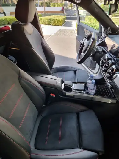 Mercedes-Benz GLB 220 d AMG Line — SUV compact diesel, 23'000 km seulement — Innenraum