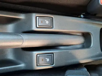 Suzuki Swift 1.2 Hybrid 4x4 — Citadine polyvalente et écologique avec transmission intégrale — Thumbnail 7