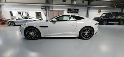 Jaguar F-Type Coupé 3.0 V6 S/C AWD — Sportive British, 380 ch et traction intégrale — interior