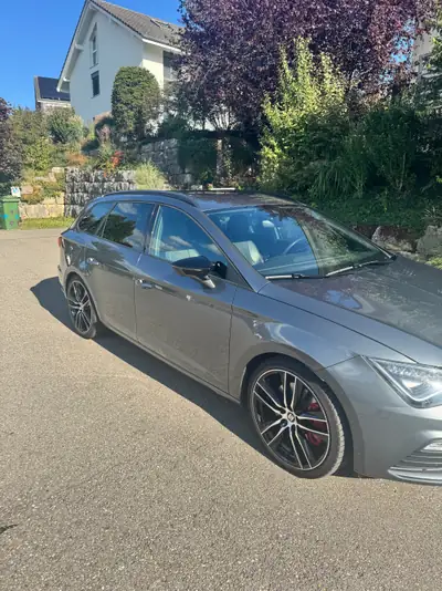SEAT Leon 2.0 TSI 300 Cupra DSG — Berline sportive, transmission automatique, moteur 300 ch — vista posteriore