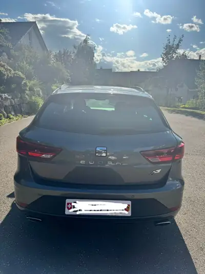 SEAT Leon 2.0 TSI 300 Cupra DSG — Berline sportive, transmission automatique, moteur 300 ch — fianco