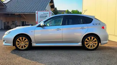 Subaru Impreza 2.5T WRX Swiss — Berline sportive intégrale, 230 ch et transmission manuelle — fianco