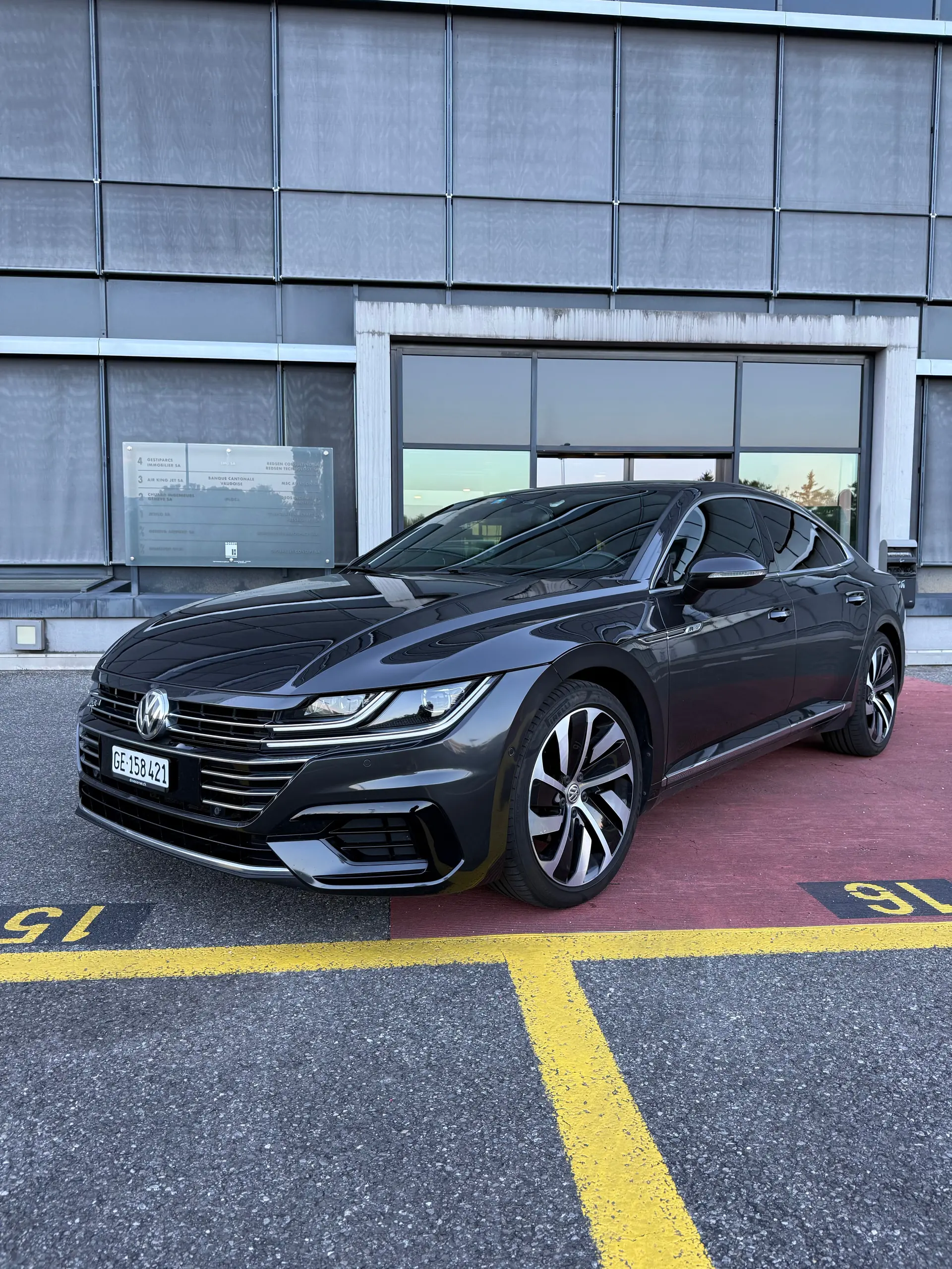Volkswagen Arteon 2.0 TSI R-Line DSG — Berline élégante, full options, sans accident — vista esterna