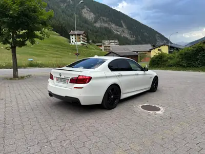 BMW M550d xDrive — Berline sportive diesel, 381 ch et traction intégrale — vista posteriore