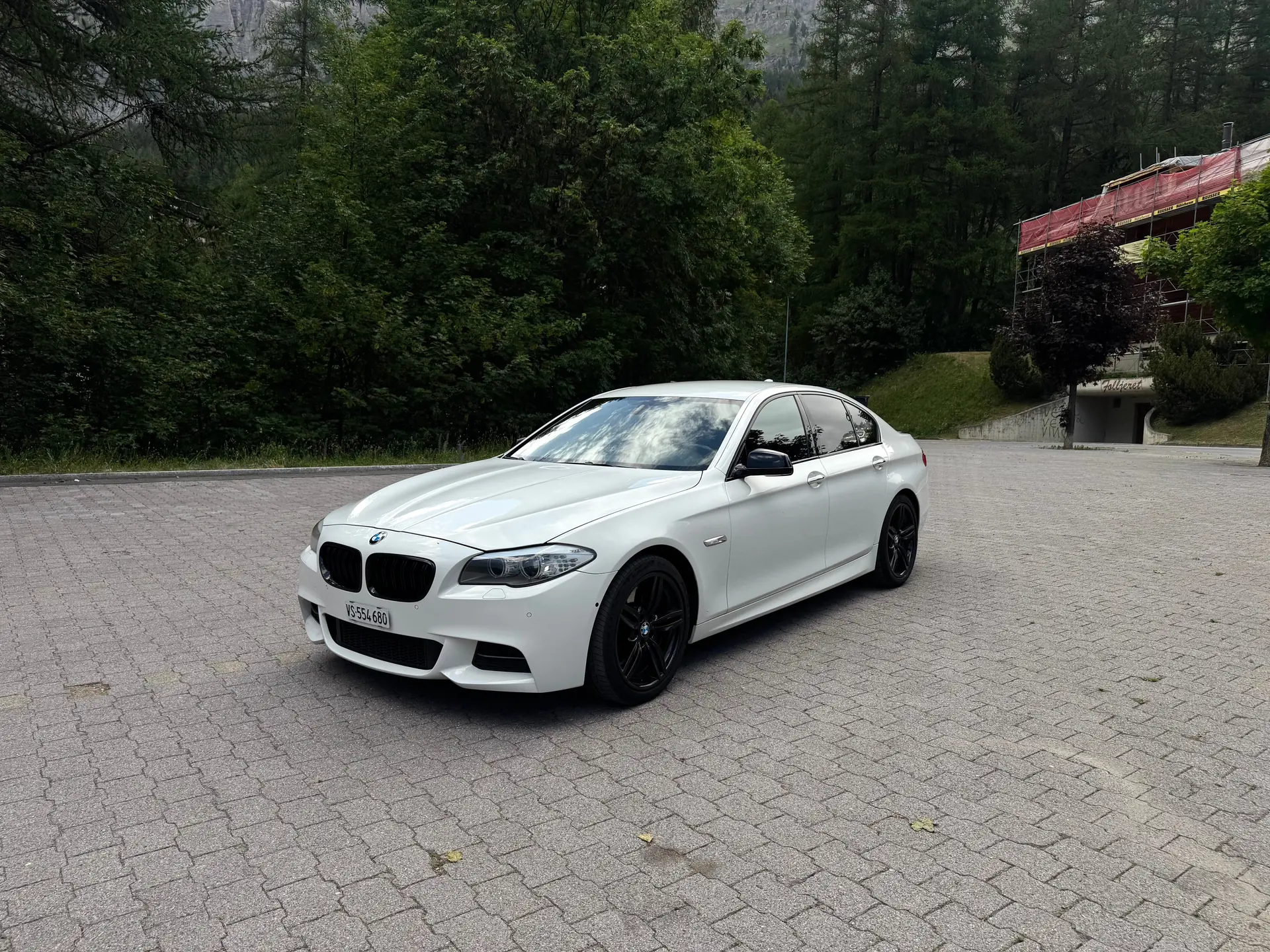 BMW M550d xDrive — Berline sportive diesel, 381 ch et traction intégrale — vista esterna