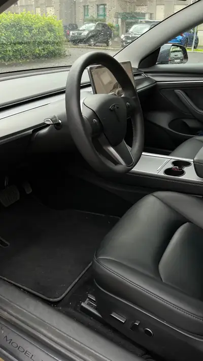 Tesla Model 3 Long Range Dual Motor — Berline électrique haute performance, 73'000 km — intérieur