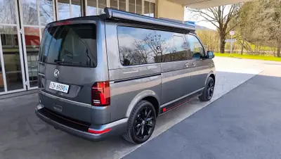 VW T6.1 California 3000 — Camping-car premium diesel 204 PS, kilométrage réduit — vista posteriore