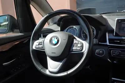 BMW 218d Active Tourer xDrive — Monospace diesel efficace, kilométrage réduit, équipements premium — Miniature 12