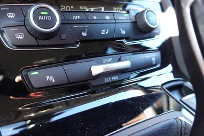 BMW 218d Active Tourer xDrive — Monospace diesel efficace, kilométrage réduit, équipements premium — Miniature 21