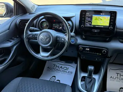 Toyota Yaris 1.5 Premium e-CVT — Hybride économe, premier propriétaire suisse — Miniatura 21