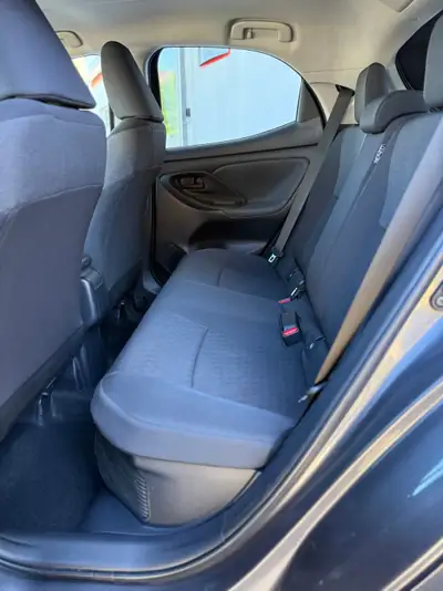 Toyota Yaris 1.5 Premium e-CVT — Hybride économe, premier propriétaire suisse — Miniatura 19
