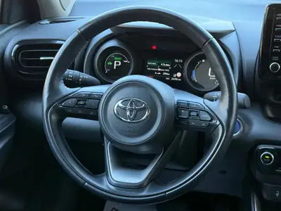Toyota Yaris 1.5 Premium e-CVT — Hybride économe, premier propriétaire suisse — Miniatura 22