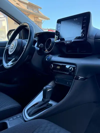 Toyota Yaris 1.5 Premium e-CVT — Hybride économe, premier propriétaire suisse — Miniatura 27